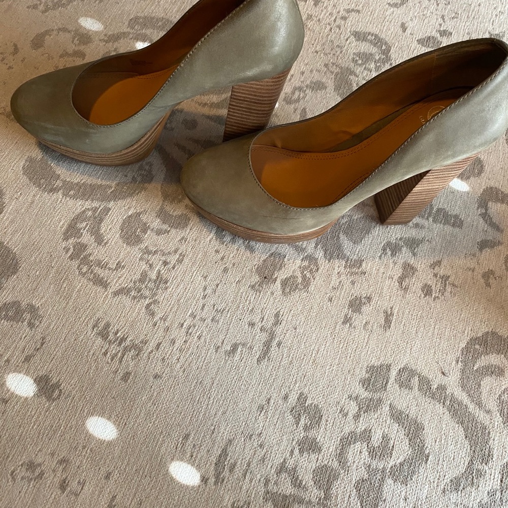 Platform heels by Gianni Bini in green